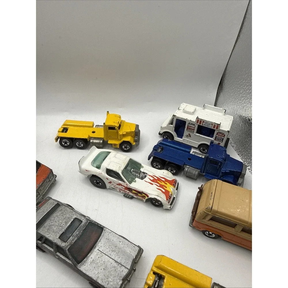 Lot Of 24 Vintage HOT WHEELS die cast cars trucks busses With Soft Case